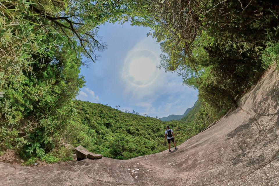 登上途中的一片大石頭風景