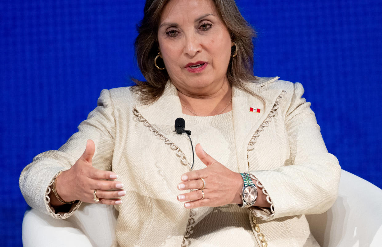Au Pérou, le scandale du « Rolexgate » conduit à la démission six ministres du gouvernement de Dina Boluarte (ici présente en novembre 2023)