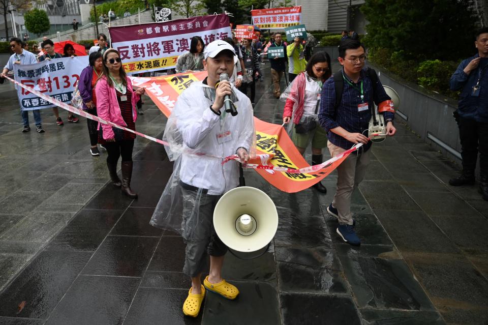 早前有將軍澳居民發起遊行，反對附近填海和興建厭惡性設施，警方規定所有參加者須戴上掛頸編號卡牌以作識別。(Photo by Peter PARKS / AFP) (Photo by PETER PARKS/AFP via Getty Images)