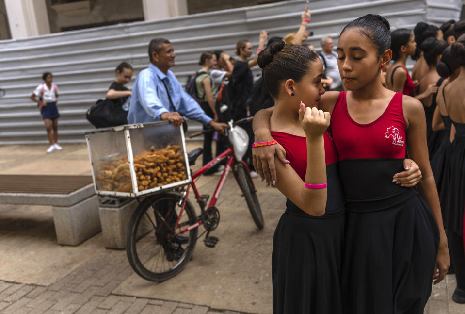 Dos bailarinas se abrazan durante una presentación callejera en el festival Ballet Beyond Borders en La Habana, Cuba, el martes 9 de enero de 2024. (Foto AP/Ramón Espinosa)