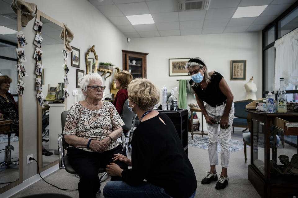 En la fotografía, una trabajadora habla con una de las pacientes de Village Landais Alzheimer. (Foto: Philippe Lopez / AFP / Getty Images).