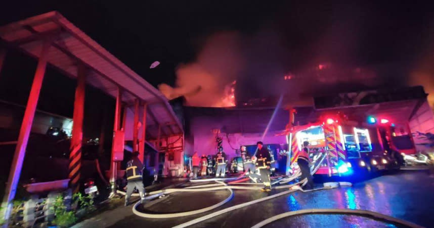 新北市新店一家酒品倉庫晚間7時許發生火警，消防局共出動消防人員153人搶救中。晚間9時21分火勢已撲滅，無人受傷受困。（圖／民眾提供）