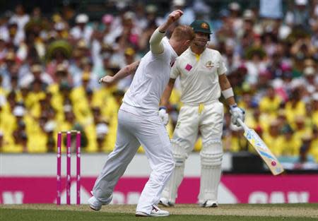 England's Ben Stokes celebrates with teammates after taking the wicket of Australia's captain Michael Clarke during the first day of the fifth Ashes cricket test match in Sydney January 3, 2014. REUTERS/David Gray