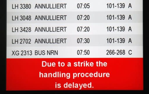 An den Flughäfen Düsseldorf und Hamburg müssen sich Reisende heute erneut auf Behinderungen durch ganztägige Streiks einstellen. Auf beiden Airports sind die Beschäftigten der privaten Sicherheitsdienste seit dem frühen Morgen im Ausstand. (Archivfoto)