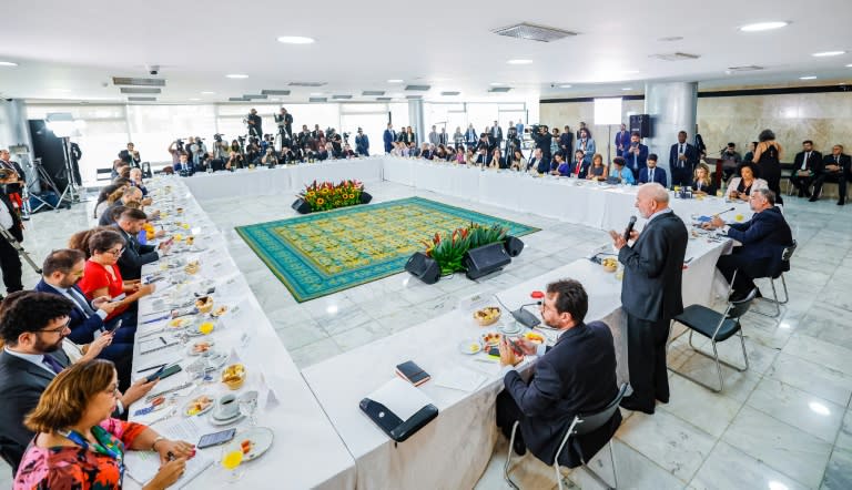 El presidente de Brasil, Luiz Inácio Lula da Silva (drcha.), en un desayuno con periodistas el 23 de abril de 2024 en el Palacio de Planalto, en Brasilia (Ricardo Stuckert)