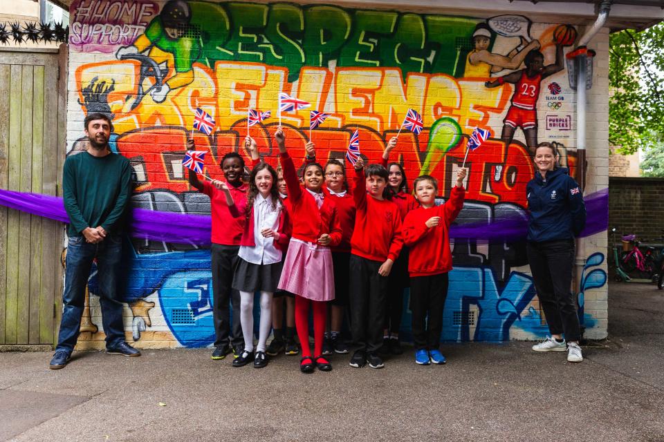 Richardson Walsh and artist Ben Martin celebrate the Purplebricks mural for Team GB with primary school kids in Cambridge