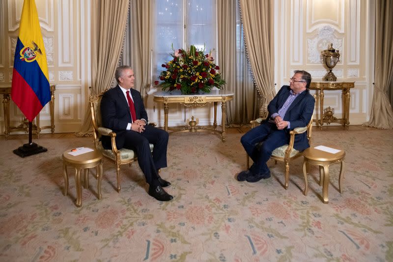 El presidente de Colombia, Iván Duque, habla con el presidente electo, Gustavo Petro, durante una reunión de transición del gobierno en la Casa de Nariño en Bogotá