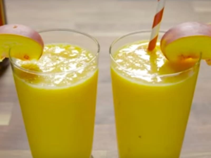 Frozy Navels. Para un fresco final, nada como esta combinación de concentrado de jugo de naranja, licor de melocotón y licor de naranja. Puede adornarse con rodajas de melocotón. ¿Qué opinas? Foto: YouTube