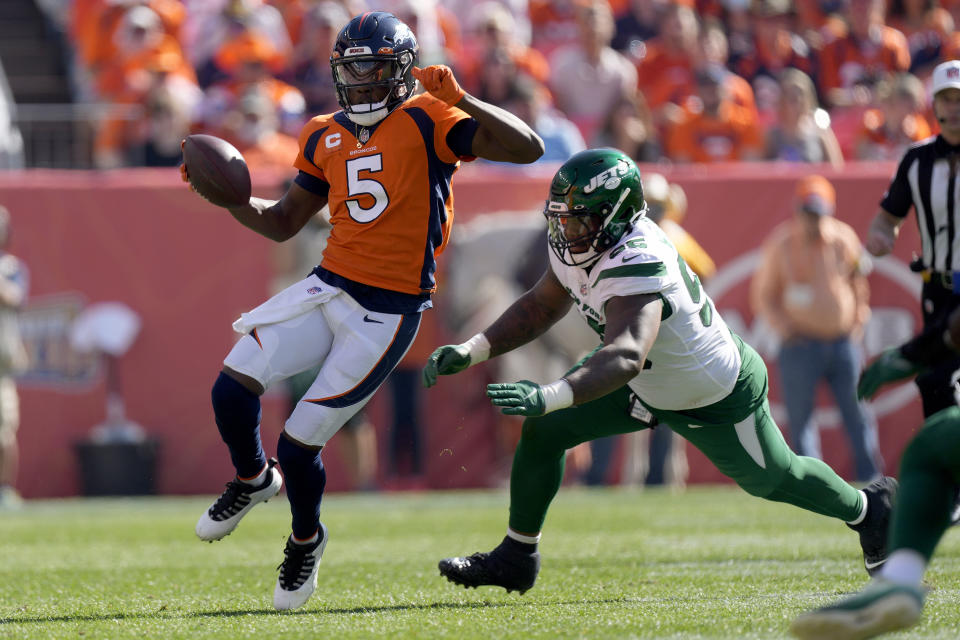 El quarterback de los Broncos, Teddy Bridgewater, elude al defensive tackle de los Jets de Nueva York, Quinnen Williams, en la primera mitad del partido del domingo 26 de septiembre de 2021, en Denver. (AP Foto/David Zalubowski)