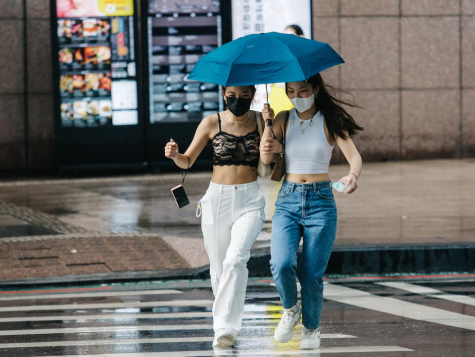 明天花東地區及恆春半島有局部短暫陣雨，並有局部較大雨勢，午後西半部及其他山區有局部短暫雷陣雨，並有局部大雨。（示意圖／資料照，郭吉銓攝）