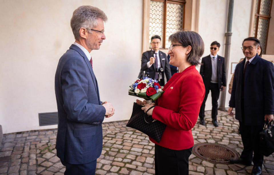 外傳副總統當選人蕭美琴(前右)3月中訪問捷克時，遭中國武官尾隨。圖為訪問期間與捷克參議院議長維特齊(前左)會面合照。(翻攝自捷克參議院議長維特齊社群平台X)