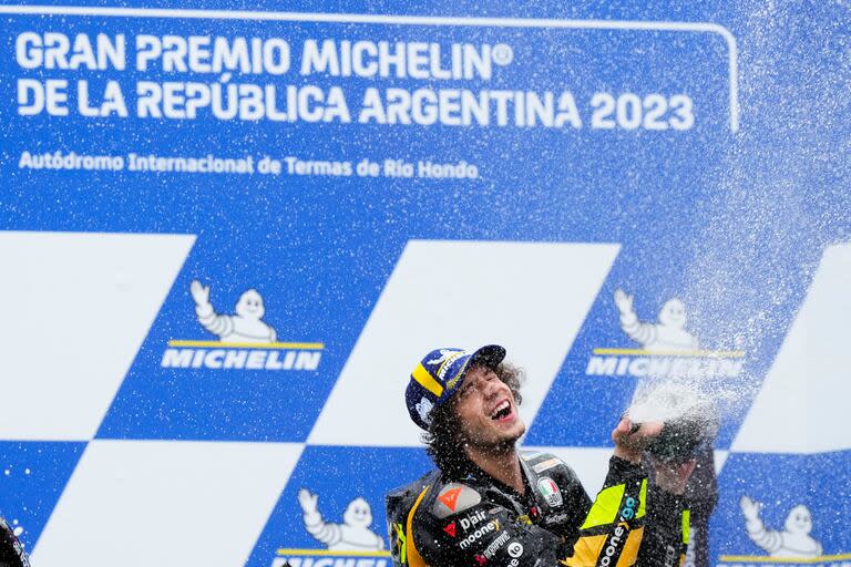 Celebra Marco Bezzecchi, último vencedor del Gran Premio de Argentina de MotoGP en Termas de Río Hondo; el país recuperará el próximo año la fecha en el campeonato mundial de motociclismo de velocidad.