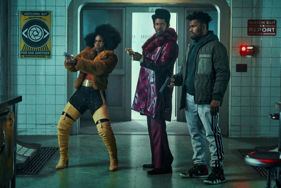 Durchaus albern, aber das ist gewollt: Yo-Yo (Teyonah Parris), Slick Charles (Jamie Foxx, Mitte) und Fontaine (John Boyega) gehen einer Verschwörung auf den Grund. (Bild: Parrish Lewis/Netflix © 2023)