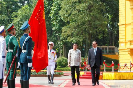 Philippines President Rodrigo Duterte (C) reviews a guard of honor with his Vietnamese counterpart Tran Dai Quang (R) during a welcoming ceremony at the Presidential Palace in Hanoi, Vietnam, September 29, 2016. REUTERS/Minh Hoang/Pool