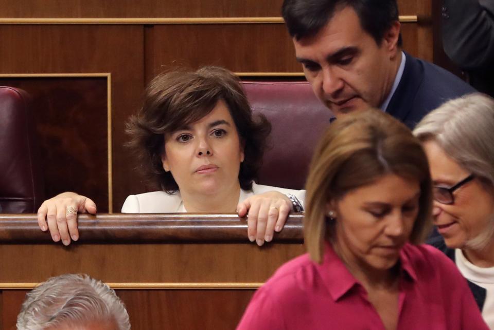 Las diputadas del Partido Popular y candidatas a la presidencia del partido Soraya Sáenz de Santamaría y María Dolores de Cospedal (d) durante el pleno del Congreso. EFE/Ballesteros