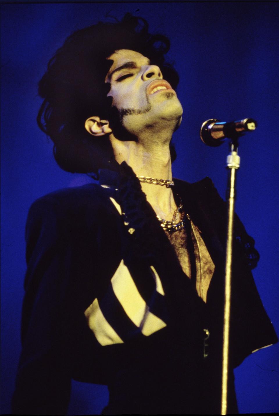 American singer-songwriter Prince performs on stage, London, 1993. (Photo by Michael Putland/Getty Images) 