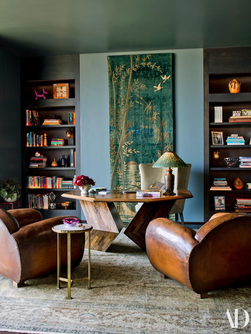 In Aniston’s office, a pair of vintage leather club chairs face a desk by Don S. Shoemaker from JF Chen. Tiffany lamp.