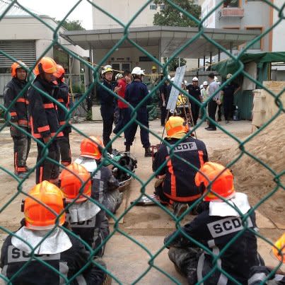 SCDF fire fighters standing by to assist in search and rescue operations. (Yahoo! photo/Jeanette Tan)