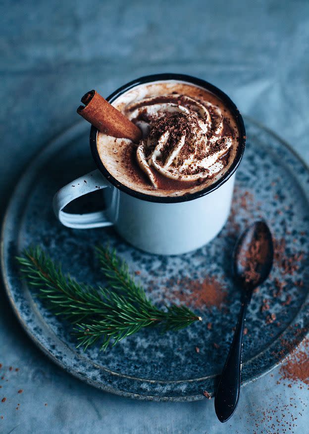 Ce chocolat chaud avec un peu de cannelle et de liqueur d’orange ressemble vraiment à un dessert divin. 