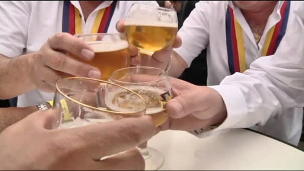  The annual Belgian Beer Weekend got underway on Friday with a solemn blessing to honour the patron saint of brewers, Saint-Arnould. Festival organisers say 75,000 people are expected to attend, of which two-thirds will be from overseas. More than 350 beers are on tap this weekend – just a small percentage of the thousands of beers made in Belgium. This year, beer glasses have been reduced in size from 33 to 15 cl to go along with their new motto: “beer brewed carefully, to be consumed with care.” Belgian beers often contain between eight and ten percent alcohol.