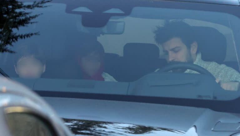 Gerard Piqué escapó de la prensa luego del gesto que su hijo Milan tuvo hacia él. Foto: EuropaPress