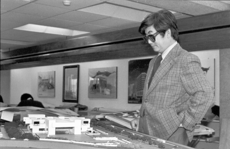 建築師高而潘1978年觀看其參與北美館競圖複審之模型（圖取自台北市立美術館臉書）