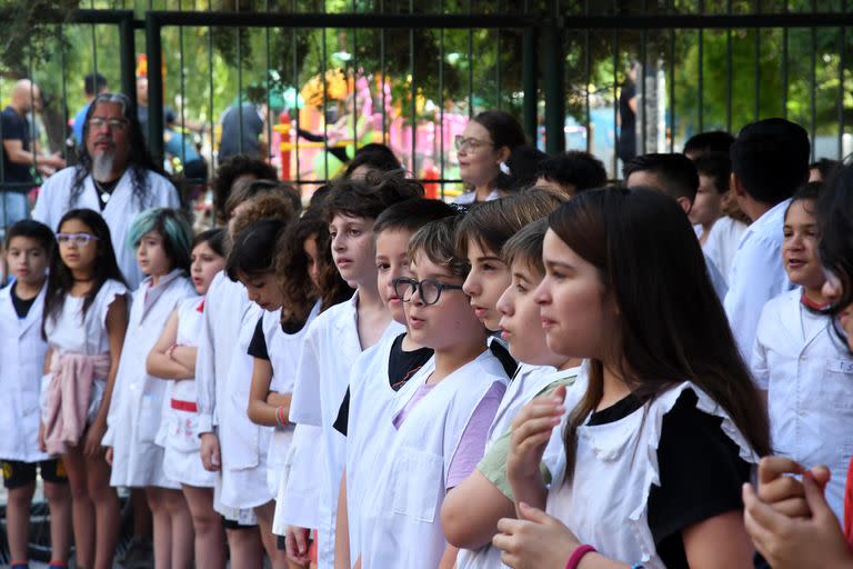 Con carteles de "No a los robos" y "No a la violencia", estudiantes, familias, docentes y directivos de la escuela número 9 "Genaro Berón de Astrada", del barrio porteño de Palermo, realizaron esta mañana un abrazo simbólico al establecimiento para denunciar reiterados casos de destrozos y sustracción de materiales que vienen sufriendo.