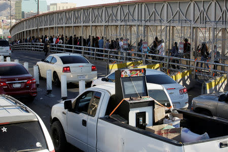 Drivers and commuters wait in line to cross to El Paso, Texas, on the international border crossing bridge Paso del Norte, in Ciudad Juarez, Mexico April 3, 2019. REUTERS/Jose Luis Gonzalez