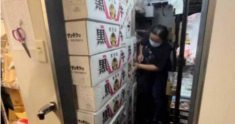 台中燒肉名店「和牛EMPEROR」遭台中市衛生局發現使用過期食材，其中包含和牛、豆瓣醬、味增等。（圖／台中市衛生局提供）