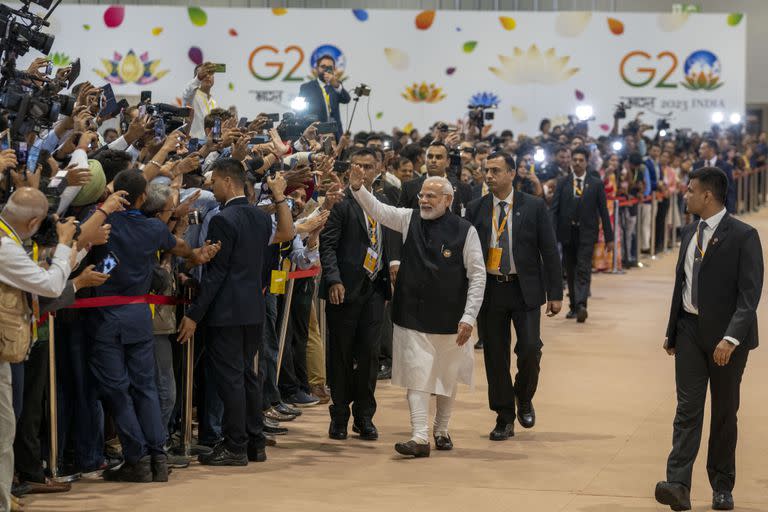 El primer ministro indio, Narendra Modi, saluda durante su visita al Centro Internacional de Prensa al término de la Cumbre del G20, en Nueva Delhi, India, el domingo 10 de septiembre de 2023. (AP Photo/Dar Yasin)