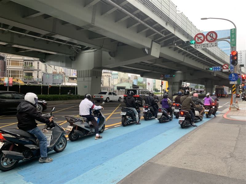 大部分上班族都會選擇騎機車通勤。(圖／資料照)