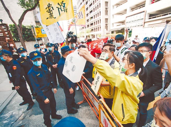 新黨黨主席吳成典（右三）等民間社團，21日在日本台灣交流協會前，抗議日本政府決定將核廢水排入海洋，要求交流協會收下抗議書及標有「福島氚水」的空瓶。（郭吉銓攝）