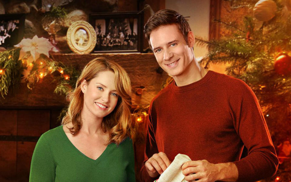 <p><b>Noël avec le témoin amoureux</b> (TF1 / inédit)</p><p>Lundi 18 novembre de 13h55 à 15h35 sur TF1</p><p>Lacey, une ambitieuse jeune femme, est conviée à assister au mariage de sa meilleure amie, Ava. Celle-ci, comme le veut la tradition de sa famille, va convoler le jour de Noël et passer sa lune de miel dans le chalet familial. Selon la légende, ceux qui dorment dans cette maison trouvent le bonheur en amour. Arrivée quelques jours avant le mariage, Lacey Ean, le frère d'Ava, qui a été son petit ami durant des années...</p><p><i>Un téléfilm avec Merritt Patterson (Lacey Quinn), Steve Lund (Ean Callaghan), Brittney Wilson (Ava Callaghan), Victor Zinck Junior (Roger Whistler), Carey Feehan (Mason Cavalry), P Lynn Johnson (tante Sarah), Laurie Paton (la mère d'Ava) et Wendy Abbott.</i></p>...