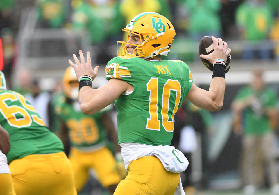 EUGENE, OR - OCTOBER 21: Oregon Ducks quarterback Bo Nix (10) throws the ball during a college football game between the Oregon Ducks and Washington State Cougars on October 21, 2023, at Autzen Stadium in Eugene, Oregon.(Photo by Brian Murphy/Icon Sportswire via Getty Images)