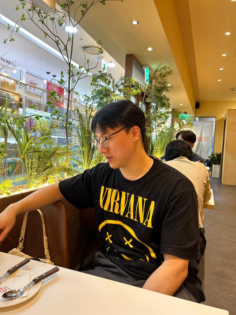 22歲的Juho來自韓國，在香港科技大學修讀量化金融學二年級。他表示，香港的生活開支確實很高。（受訪者提供）