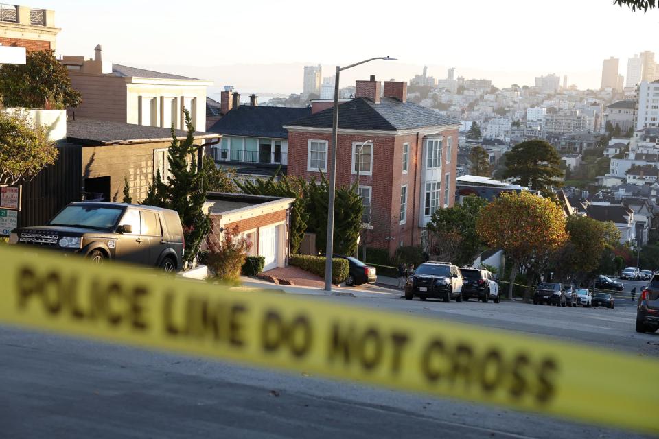 La police est présente au domicile du couple Pelosi à San Francisco, après l'agression du mari de Nancy Pelosi, le 28 octobre 2022 - Justin SULLIVAN / Getty Images via AFP