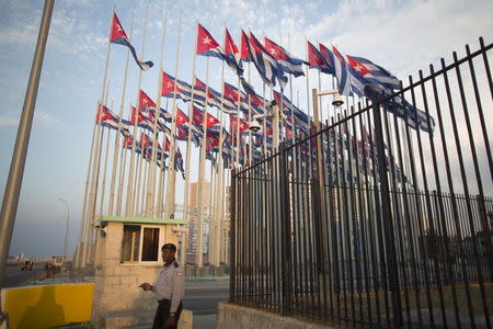 A security officer stands on the corner of the U.S. embassy in Havana July 27, 2015. REUTERS/Alexandre Meneghini