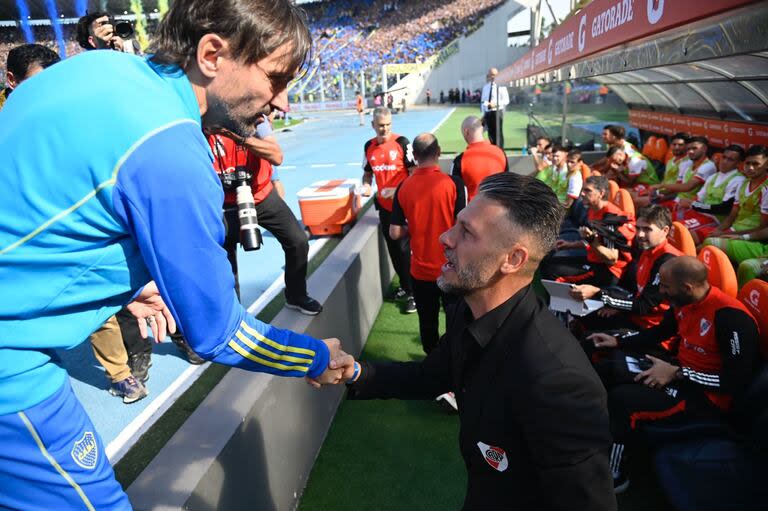 El saludo con Diego Martínez, el director técnico de Boca, antes del comienzo del partido; después del pasado superclásico en el Monumental se generaron algunas rispideces con las declaraciones de Demichelis por el planteo de los xeneizes 