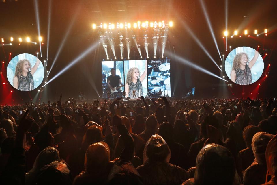 ARCHIVO - En esta foto, la cantante colombiana Shakira durante un concierto en el Estadio Azteca de la Ciudad de México. (AP Foto/Marco Ugarte, archivo)