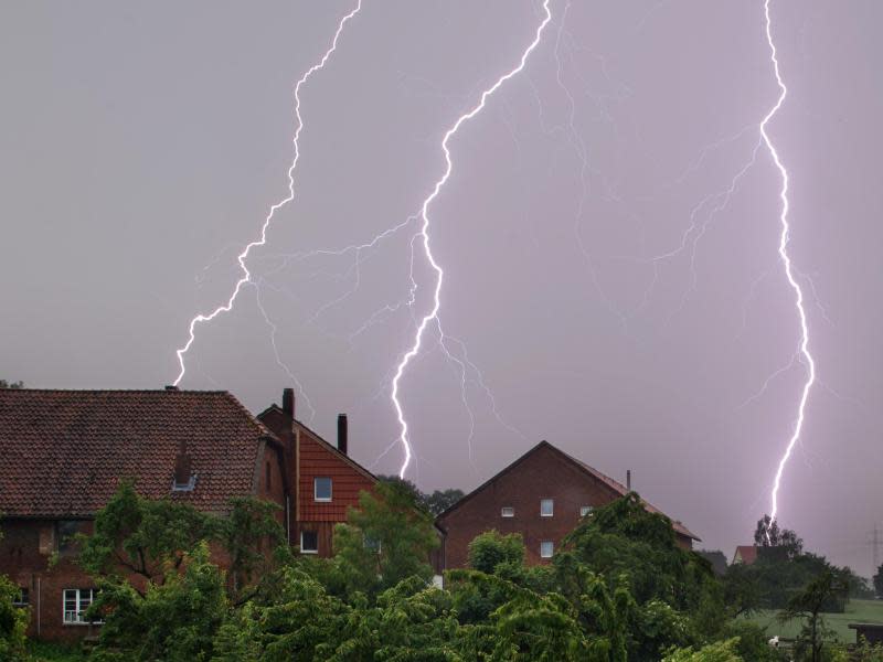 Blitze schlagen am frühen Morgen bei Sehnde in der Region Hannover ein. Foto: Julian Stratenschulte