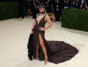 <p>Jennifer Lopez wurde zwar von Ben Affleck zur Gala begleitet, schritt dann aber solo über den Roten Teppich. Passend zum Motto des Abends „In America: A Lexicon of Fashion“ (so lautete auch die zugleich eröffnete Ausstellung im New Yorker Metropolitan Museum) entschied sie sich für ein Outfit im Western-Look. Zum tief ausgeschnittenen und hochgeschlitzten Kleid von Ralph Lauren trug sie eine schwere Silberkette und silberfarbene Stilettos, die sie selbst für das Unternehmen DSW entworfen hat. (Bild: Getty Images)</p> 