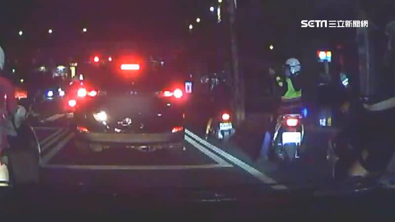 女警拍照取締違規車輛。