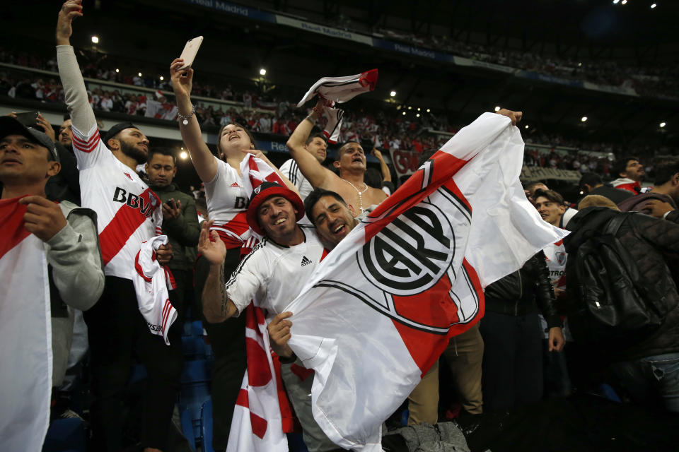 Hinchas de River Plate festejan en el estadio Santiago Bernabeú en Madrid, España, tras la victoria 3-1 ante Boca Juniors en la final de la Copa Libertadores, el doming 9 de diciembre de 2018. (AP Foto/Andrea Comas)