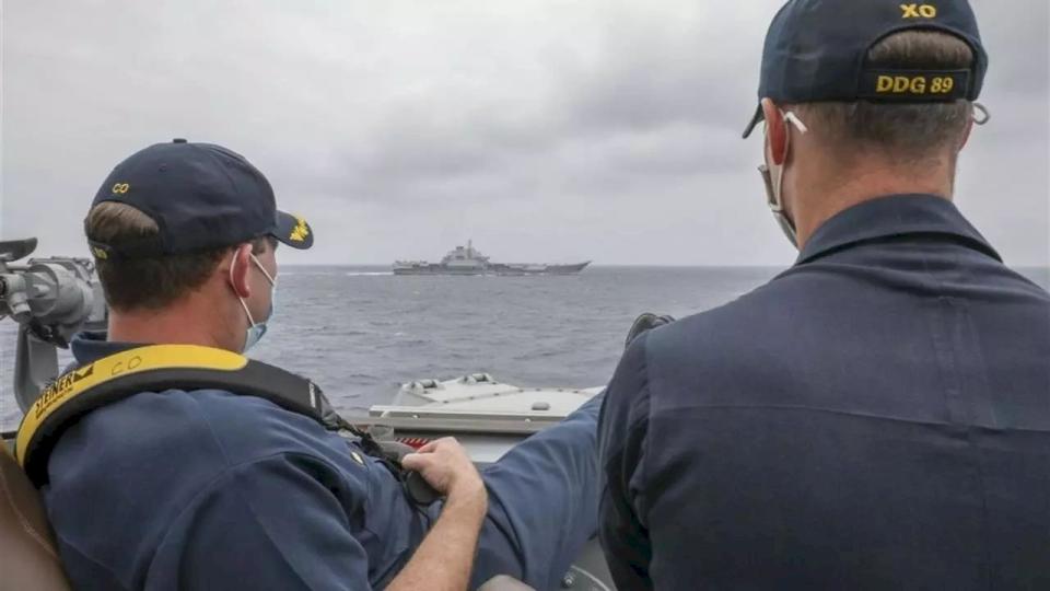 美軍驅逐艦馬斯廷號艦長布瑞格斯中校（左）和副艦長斯萊中校4日近距離觀察遼寧號動向。（美國海軍網頁www.navy.mil）