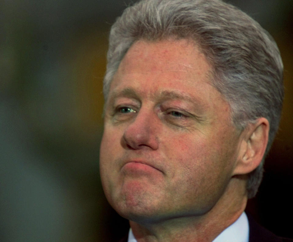 Archivo - El presidente Bill Clinton observa cómo el vicepresidente Al Gore se dirige a los miembros del Congreso fuera de la Oficina Oval después de que la Cámara de Representantes votara a favor de un juicio político al presidente, el 19 de diciembre de 1998, en Washington. (AP Foto/Doug Mills, Archivo)