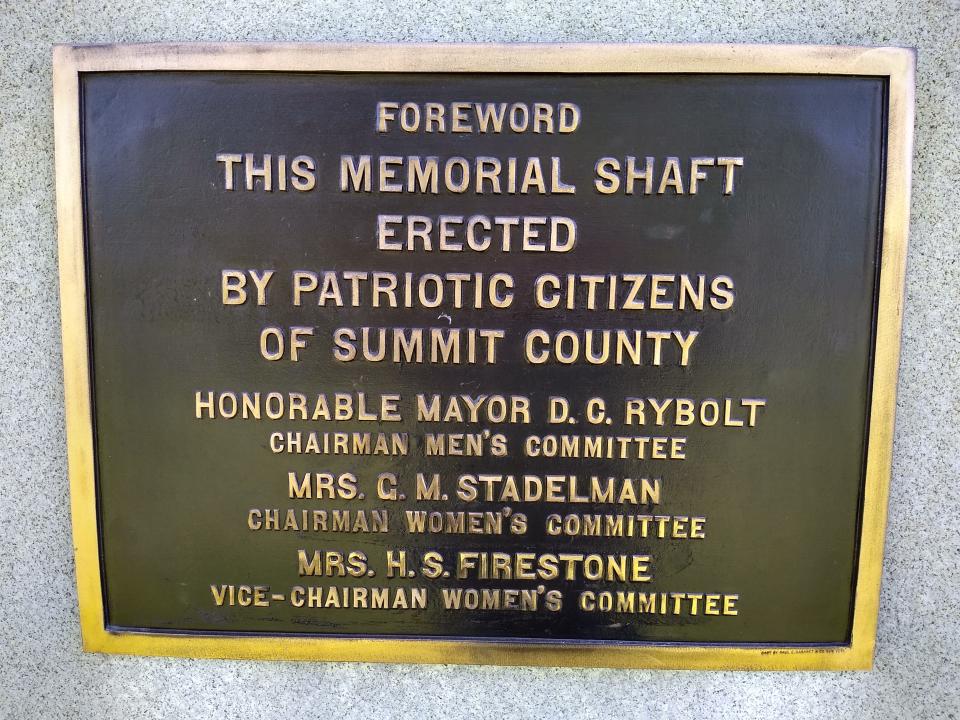 A bronze plaque is on the base of a war memorial dedicated in May 1923 at Rose Hill Burial Park.