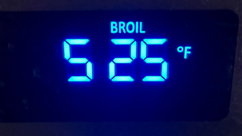 oven temperature gauge set to broil