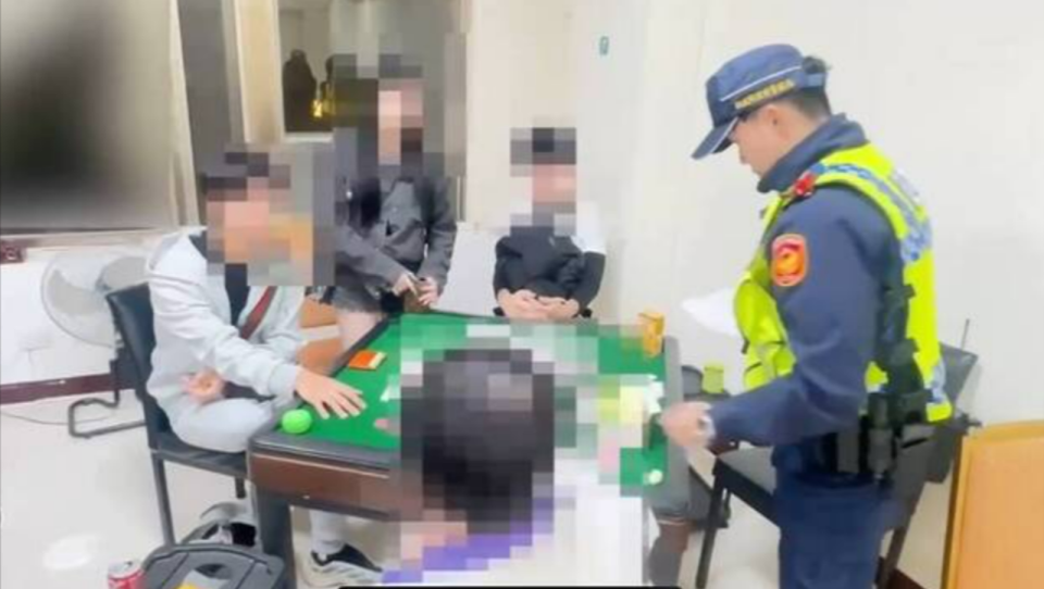 三峽警破獲棋牌社非法聚賭，現場５名賭客還在念高中。（翻攝畫面）