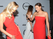 <p>Ups, du siehst ja aus wie ich! Irina Shayk und Natasha Pole kamen beide in Rot zur Unitas Gala nach New York und sahen dabei wie Style-Zwillinge aus. Eigentlich ein No-Go bei den Stars, doch sind jetzt eben alle Feuer und Flamme für die Trendfarbe. (Bild: ddp) </p>