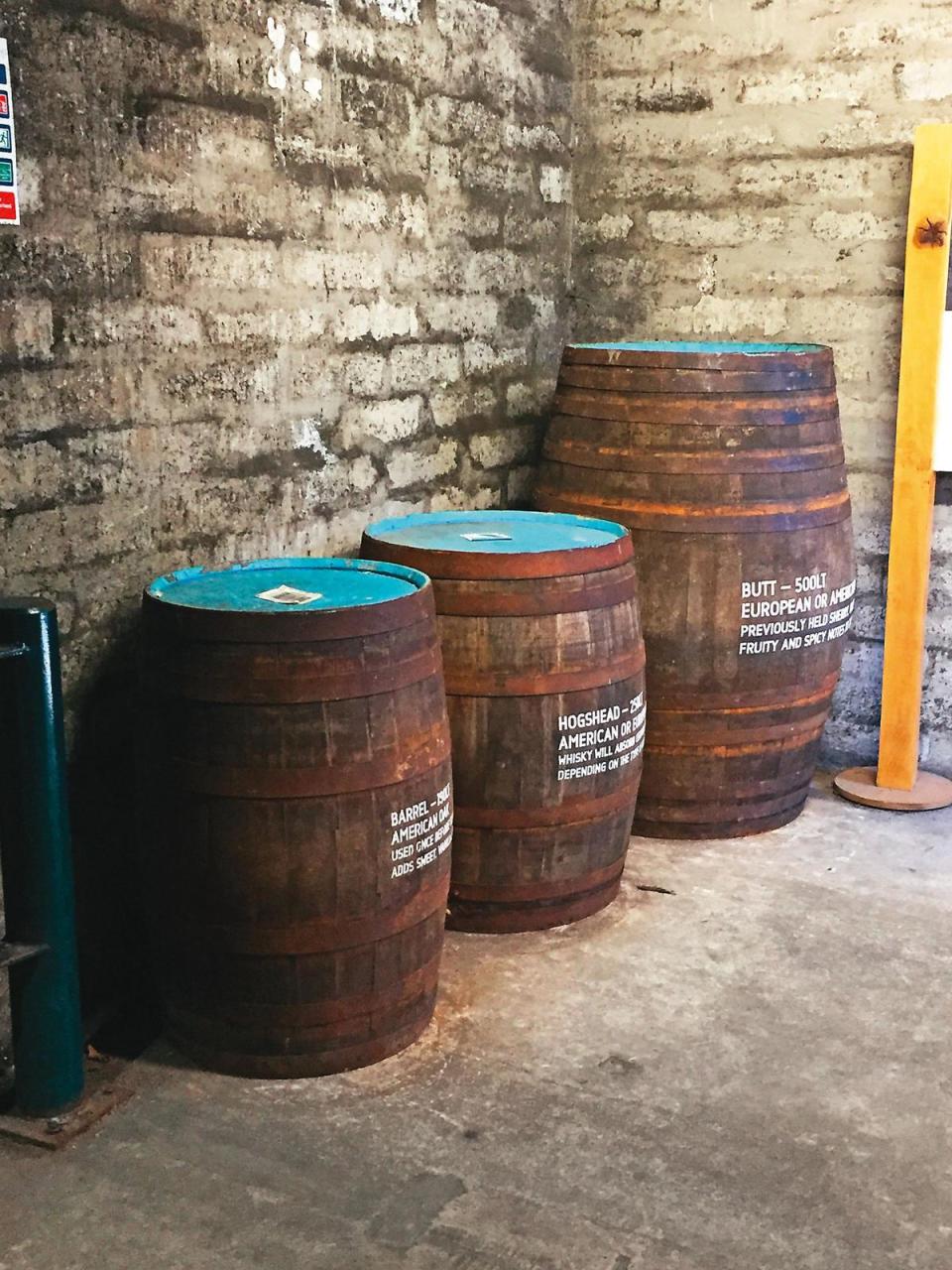 橡木桶的種類（右起雪莉桶、豬頭桶、波本桶）會影響威士忌的風味，橡木桶的大小也會有天使分享的區隔。